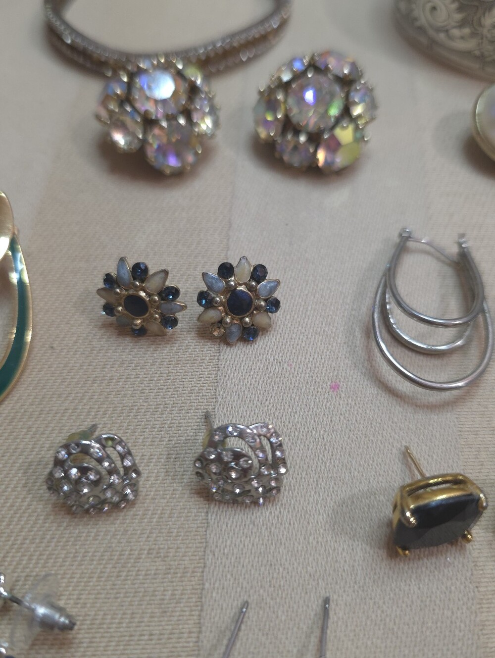 RESELLERS!! LOT OF RESELLABLE JEWELRY. SOME DESIGNER SOME 925 & GENIUNE PEARLS - Picture 10 of 14